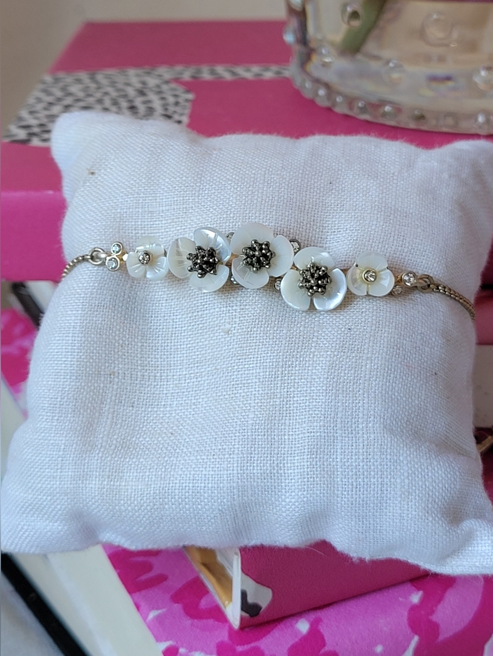 Lonna & Lilly White Floral Slider Bracelet with Gold Accents